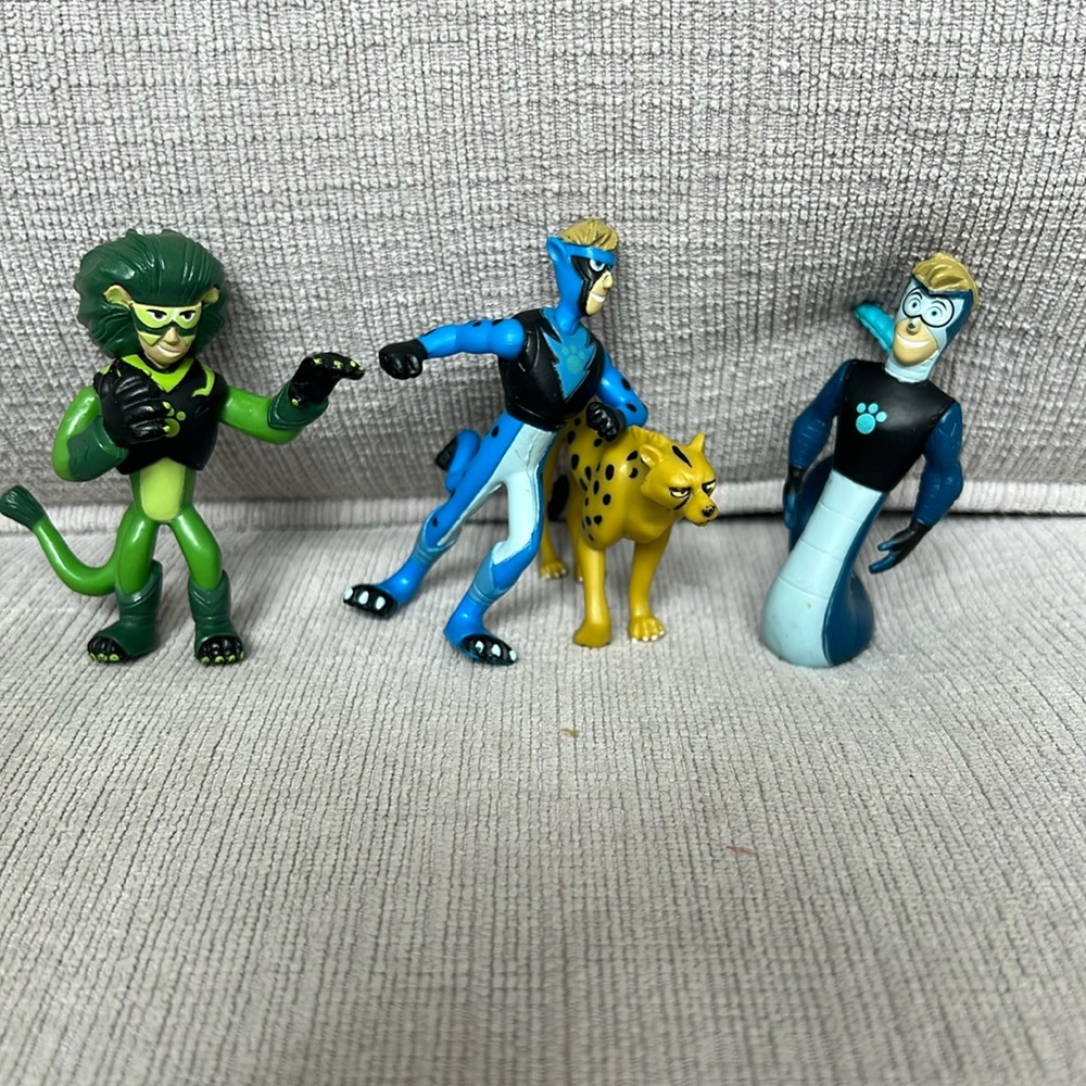 4 wild Kratts figures